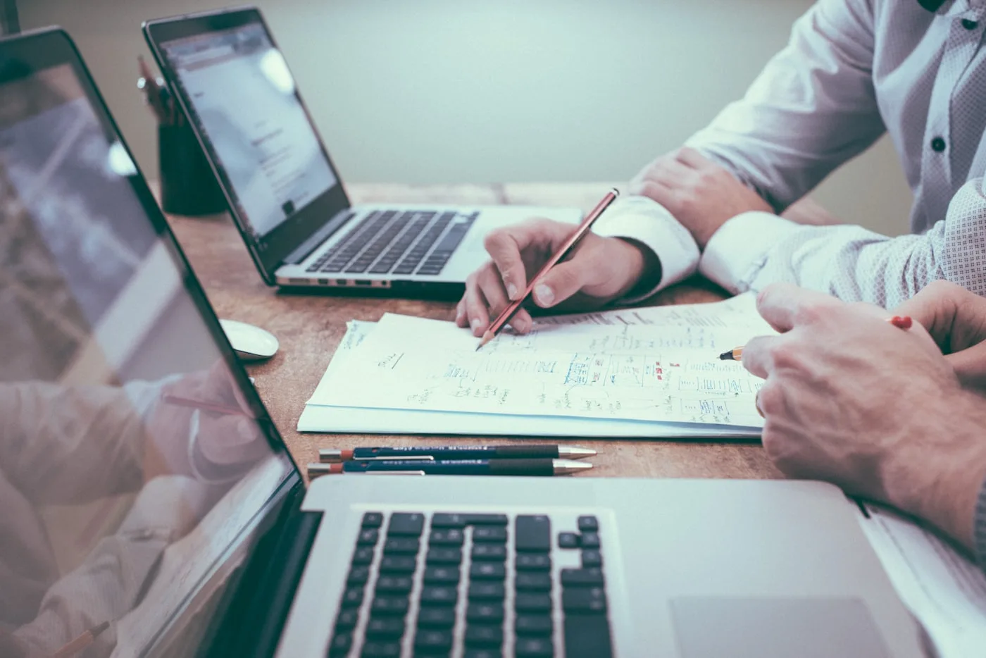 An adviser reviewing management figures with a client at the desk